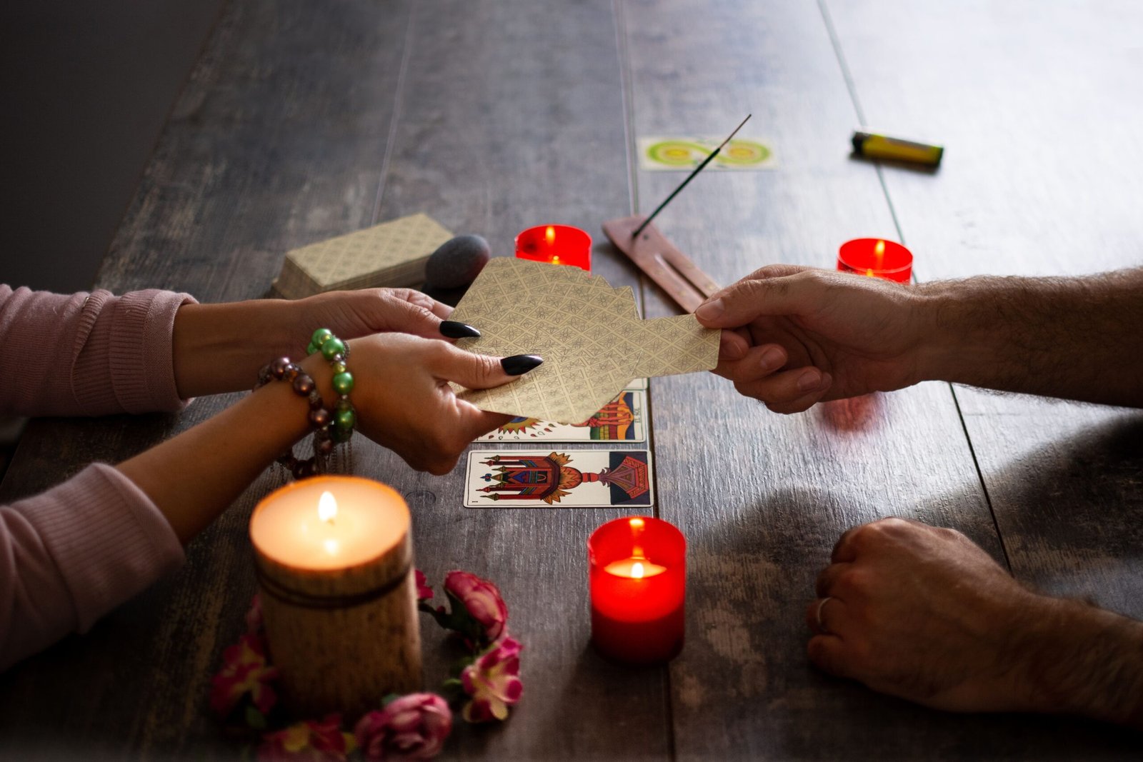 Does the Best Tarot Card Reader in Kolkata Advise Newlyweds?